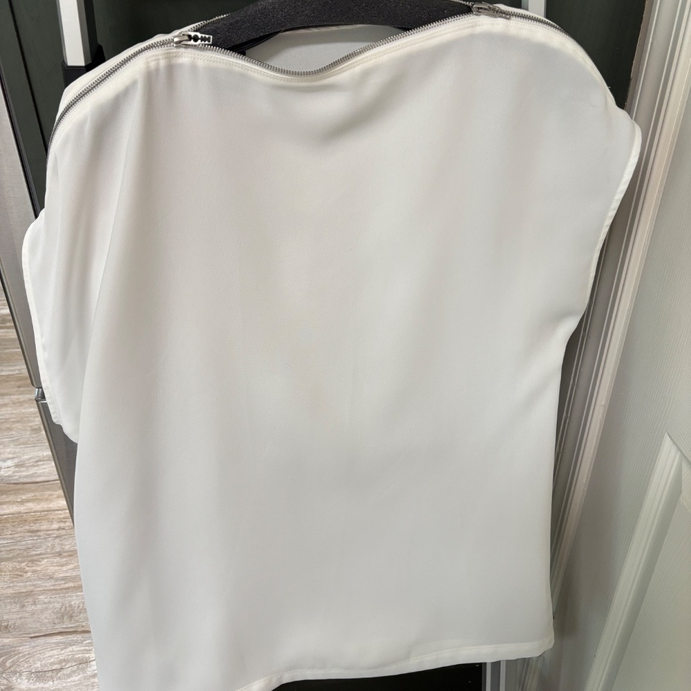 MCQ by Alexander McQueen off shoulder white zippered blouse